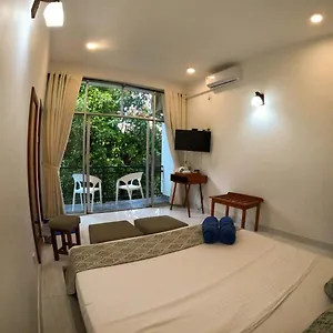 https://banana-lodge.kandyhotelsnow.com